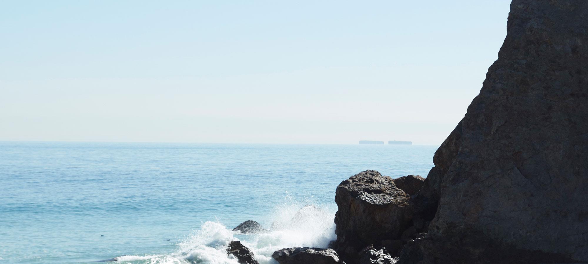 Acúfenos - olas en la playa sobre una roca